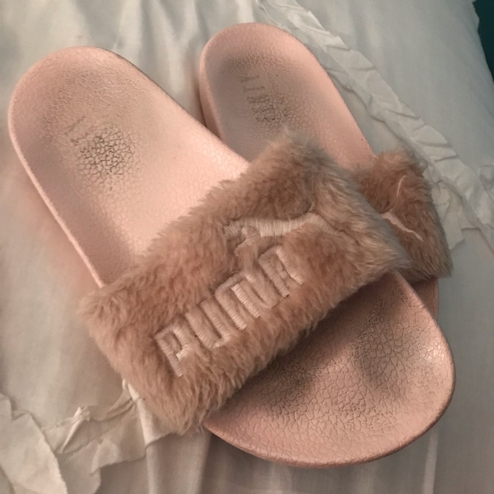 LIGHT PINK AUTHENTIC FENTY SLIDES